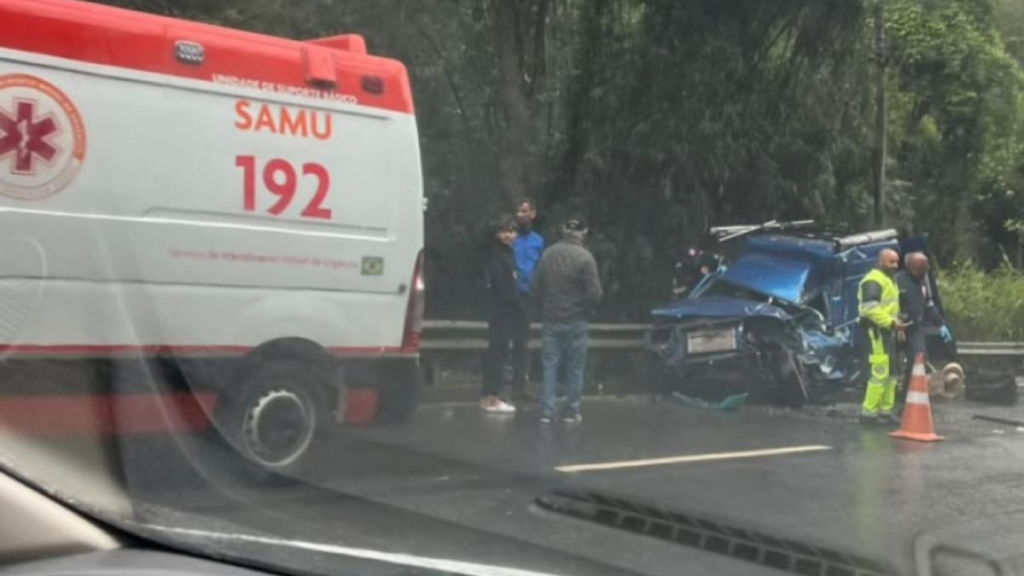 Grave acidente entre carro e caminhão mobiliza resgate na Oswaldo Cruz em Taubaté acidente na oswaldo cruz no sentido taubaté