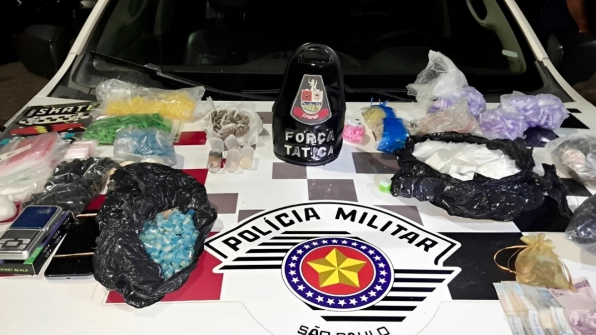 Adolescente é apreendido com mais de 1,6 mil porções de drogas no Parque do Sol, em Guaratinguetá adolescente é apreendido em plantão policial em guaratinguetá com drogas