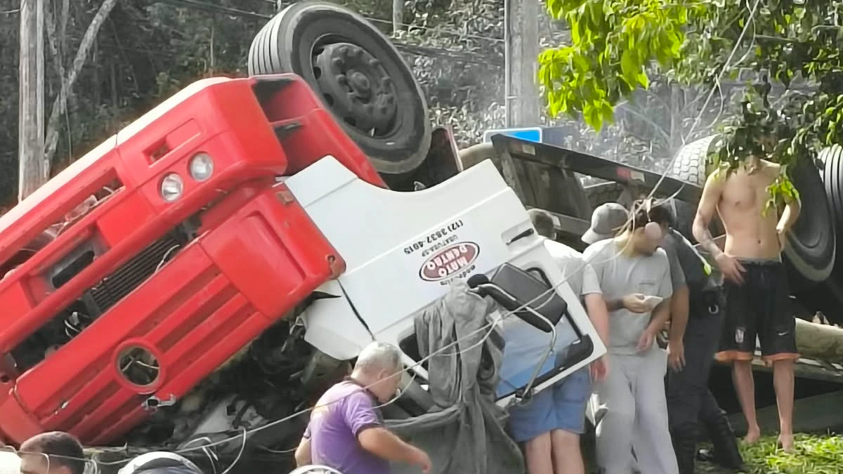 caminhão tomba na tamoios trecho caragua