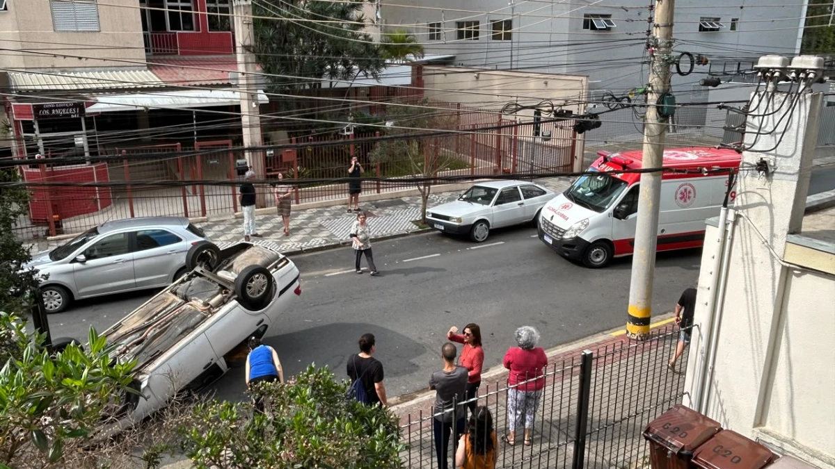 Carro capota no Centro de São José dos Campos e mobiliza equipes do Samu carro capota em sjc na região central