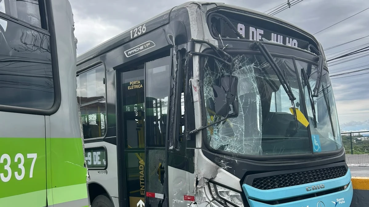Colisão entre dois ônibus causa transtornos no Terminal Central de São José dos Campos dois onibus coletivos colidem em sjc