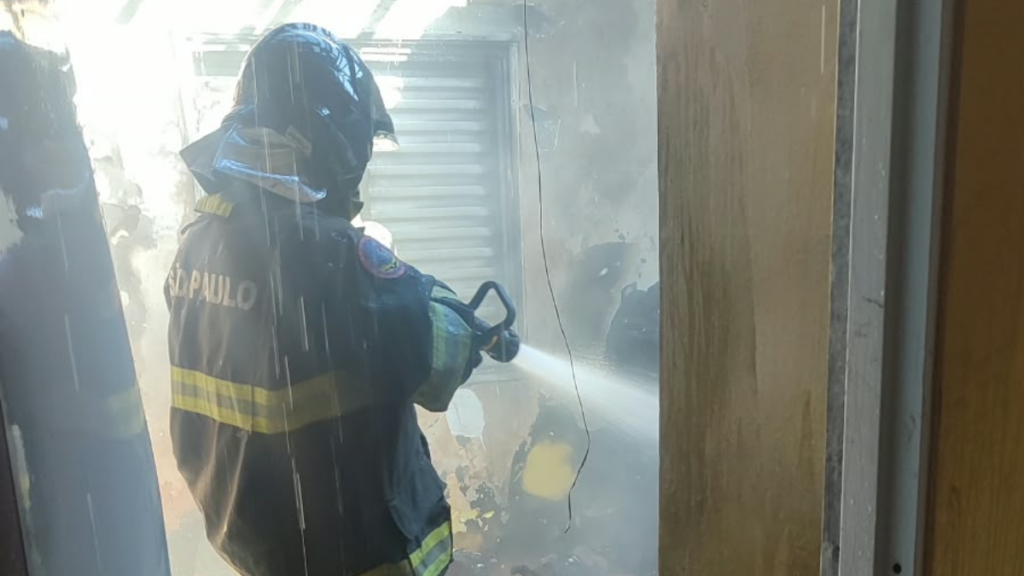 Incêndio em residência mobiliza Corpo de Bombeiros no bairro Travessão em Caraguatatuba fogo em residencia de caraguatatuba