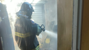 Incêndio em residência mobiliza Corpo de Bombeiros no bairro Travessão em Caraguatatuba