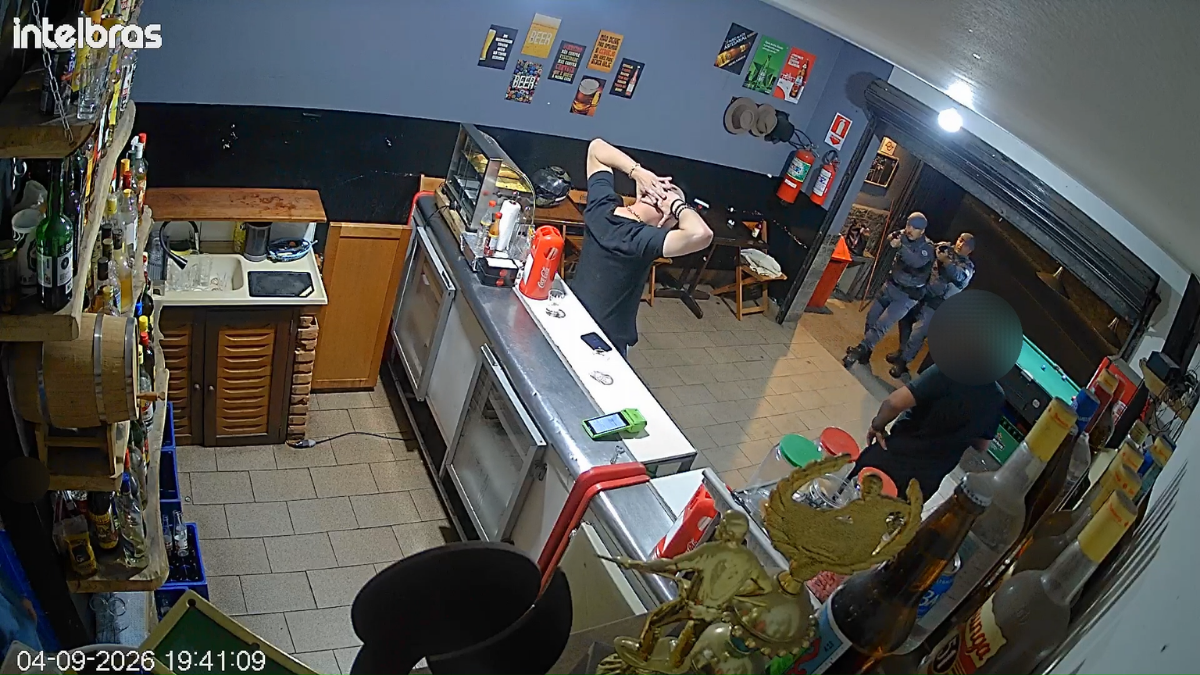 Homem é preso com revólver dentro de bar após efetuar disparos em Campos do Jordão homem é preso dentro de estabelecimento comercial em campos do jordão após efetuar disparos