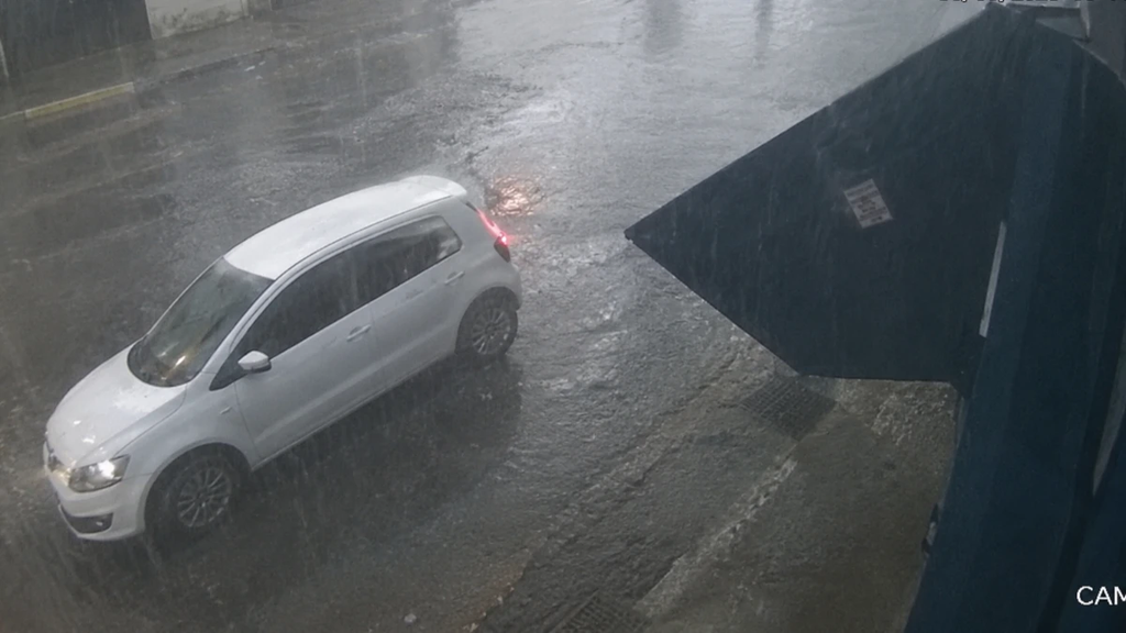 Chuva forte e ventos arrancam portão de galpão e provocam quedas de árvores em Taubaté Chuva forte e ventos arrancam portão de galpão e provocam quedas de árvores em Taubaté