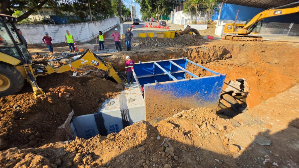 obras na av do povo troca da tubulação taubaté
