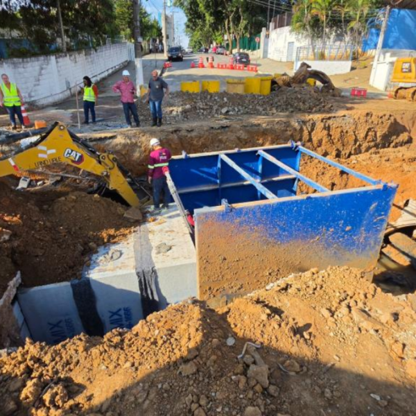 obras na av do povo troca da tubulação taubaté