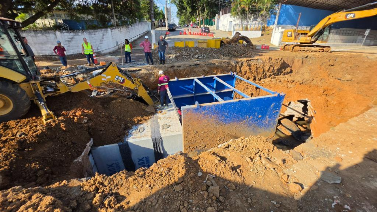 obras na av do povo troca da tubulação taubaté