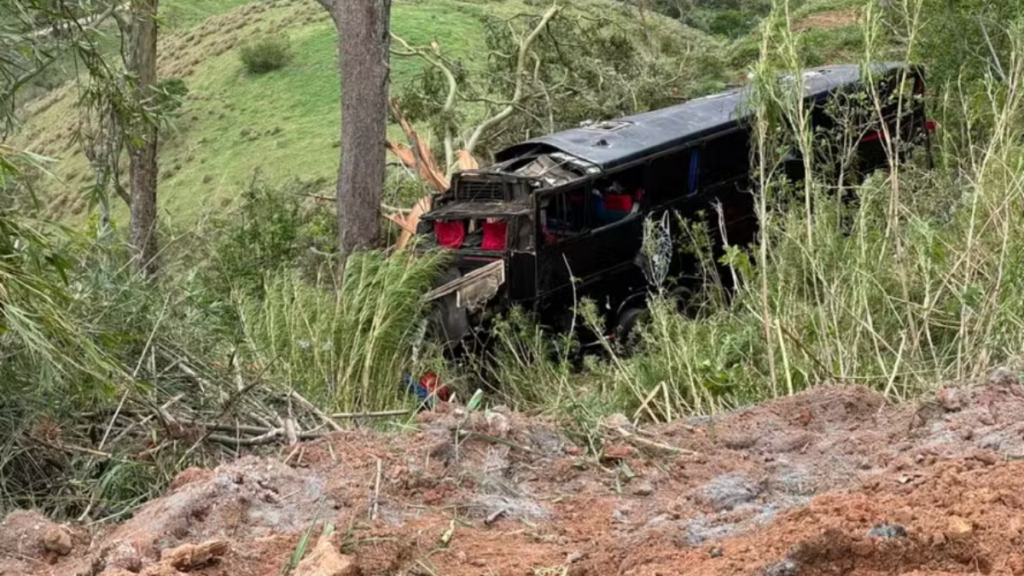 Ônibus de excursão cai em ribanceira na SP-052 e deixa seis mortos em Cruzeiro onibus cai em cruzeiro e mata 6 romerios a caminho de aparecida