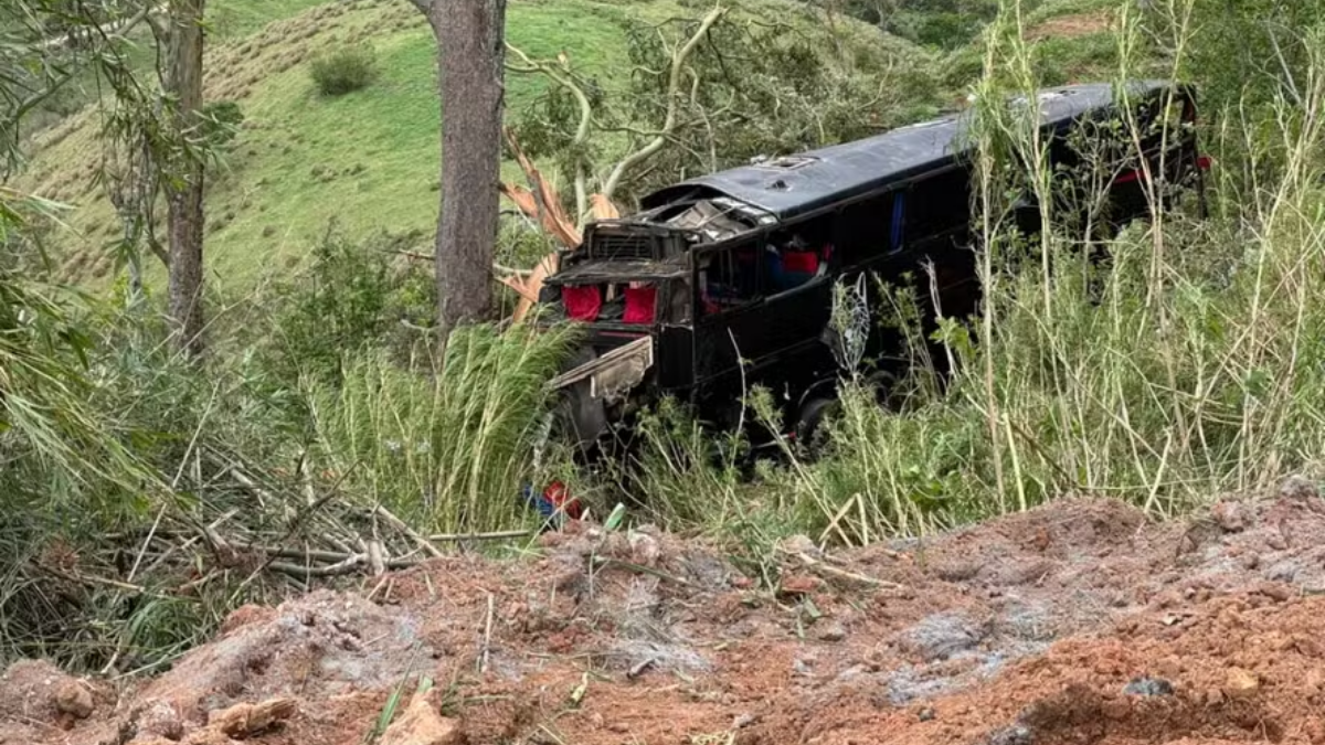 Ônibus de excursão cai em ribanceira na SP-052 e deixa seis mortos em Cruzeiro onibus cai em cruzeiro e mata 6 romerios a caminho de aparecida