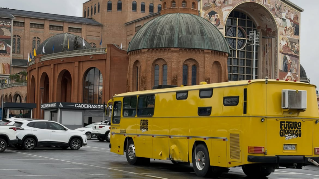 Em agenda no Vale, Renan Santos visita Aparecida e defende polo de tecnologia e defesa para a região onibus futuro glorioso renan santos em aparecida
