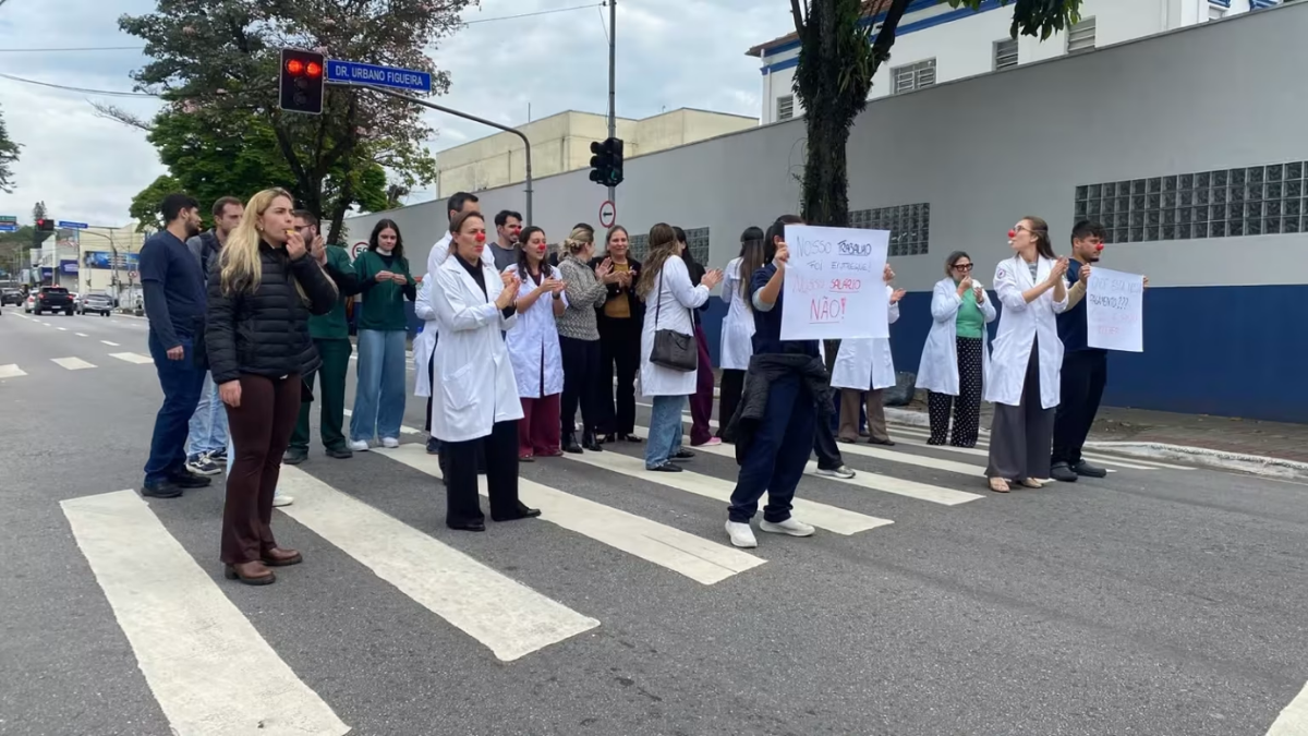 Médicos e fisioterapeutas protestam por salários atrasados do HMUT em Taubaté; ex-gestora cobra repasses da Prefeitura protesto de médicos do hmut por salário atrasado