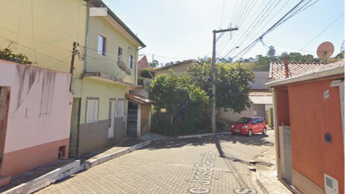 Mulher é esfaqueada pelo ex-marido na frente dos filhos no Centro de São Luiz do Paraitinga rua em slp