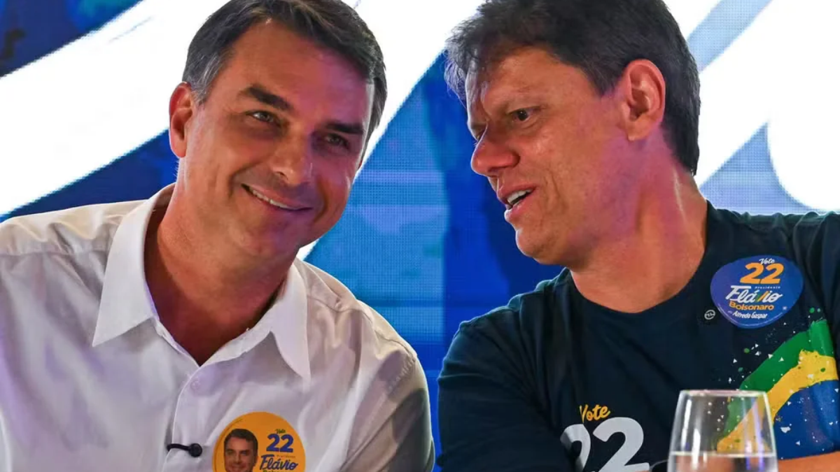 Racha na Direita: Tarcísio de Freitas é alvo de Eduardo Bolsonaro após defender permanência de Flávio no Brasil e citar 2030 Tarcísio de Freitas é alvo de ofensivas de Eduardo Bolsonaro após defender permanência de Flávio no Brasil e citar 2030