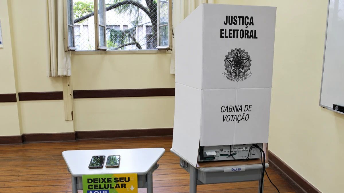 TRE-SP desmente boatos e confirma mesmos locais de votação no Vale do Paraíba cabine de votação justiça eleitoral do brasil