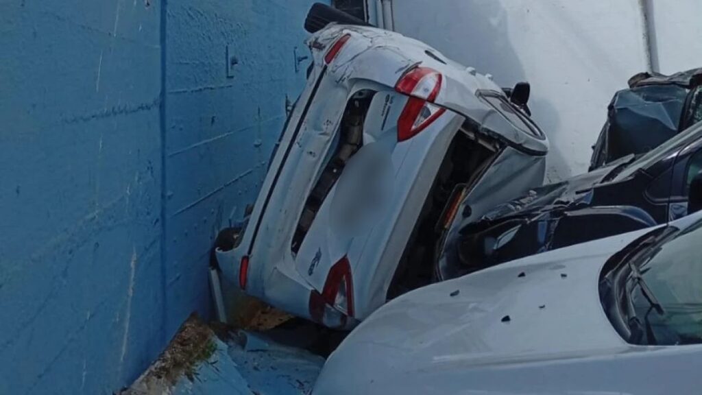 Carro cai de estacionamento elevado da Prefeitura de Aparecida e atinge veículos em pátio carro cai de estacionamento elevado na prefeitura de aparecida