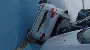Carro cai de estacionamento elevado da Prefeitura de Aparecida e atinge veículos em pátio