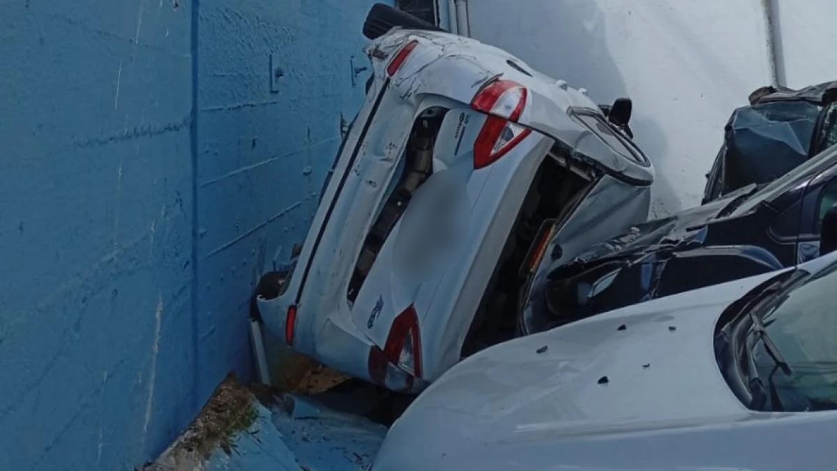 Carro cai de estacionamento elevado da Prefeitura de Aparecida e atinge veículos em pátio carro cai de estacionamento elevado na prefeitura de aparecida