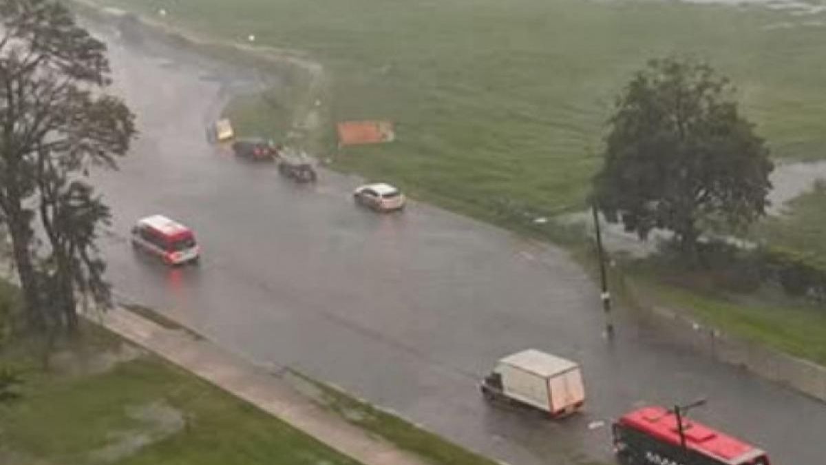 Temporal com granizo causa alagamentos, paralisa a Dutra e provoca transtornos em São José chuva provoca transtornos em são josé dos campos