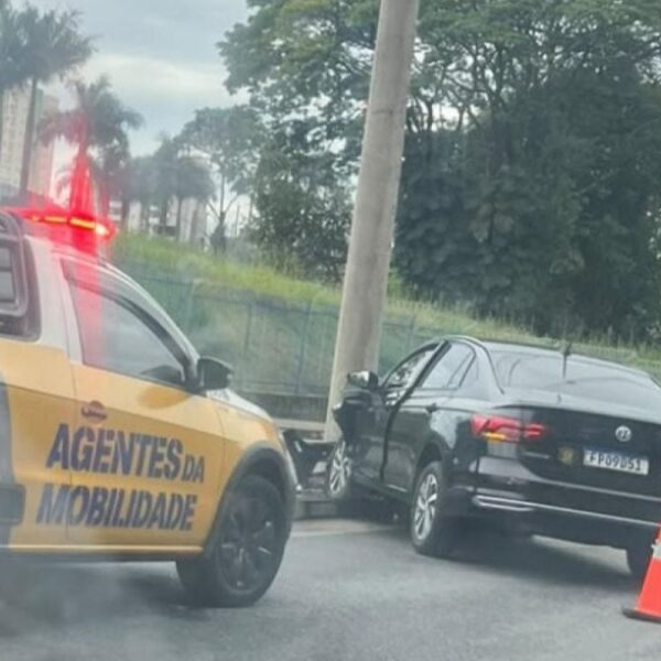 colisão contra poste na zona sul de sjc