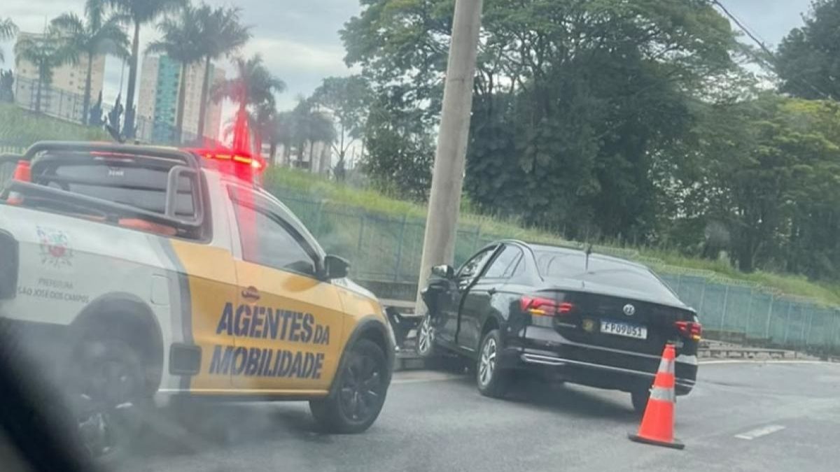 colisão contra poste na zona sul de sjc