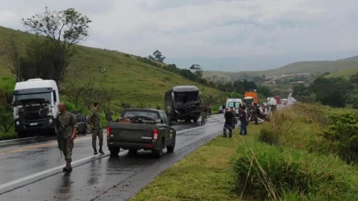 colisão em cruzeiro na sp-52