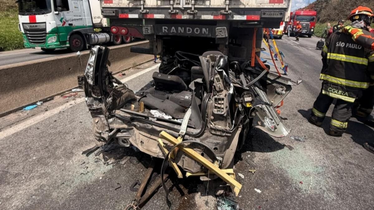 Homem fica gravemente ferido em engavetamento e Dutra é liberada após duas horas em Taubaté dutra em taubaté é liberada após 2 horas por homem que ficou gravemente ferido após ser prensado entre 2 caminhões