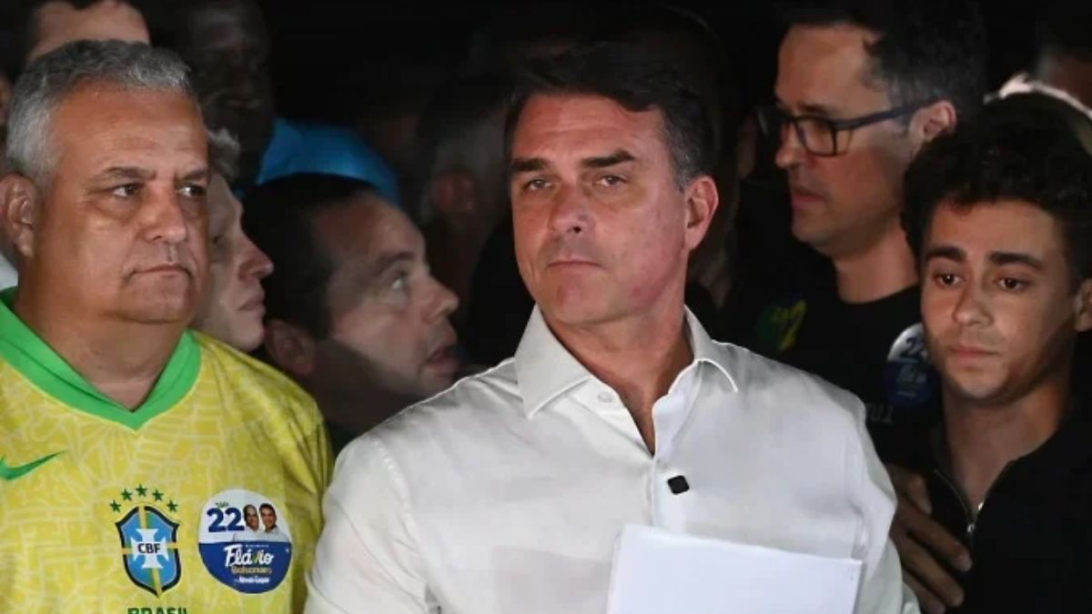 PL reconhece resultado do 2º turno, contraria Flávio Bolsonaro e pede esclarecimentos ao TSE flávio ao lado de alfredo falando sobre a derrota nas eleições