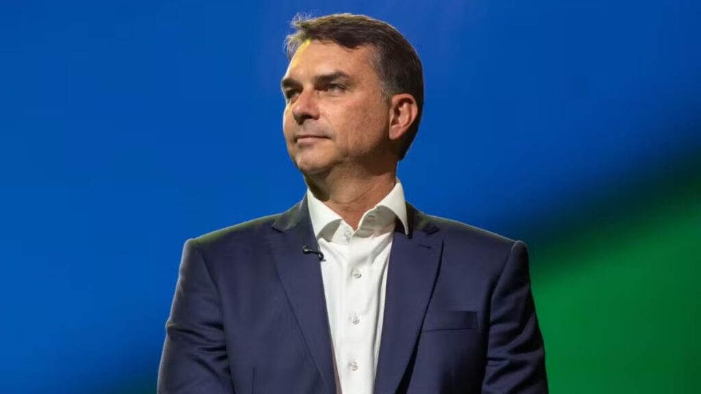 Aliado de Trump afirma que Flávio Bolsonaro chegou aos 'EUA em segurança' flávio bolsonaro