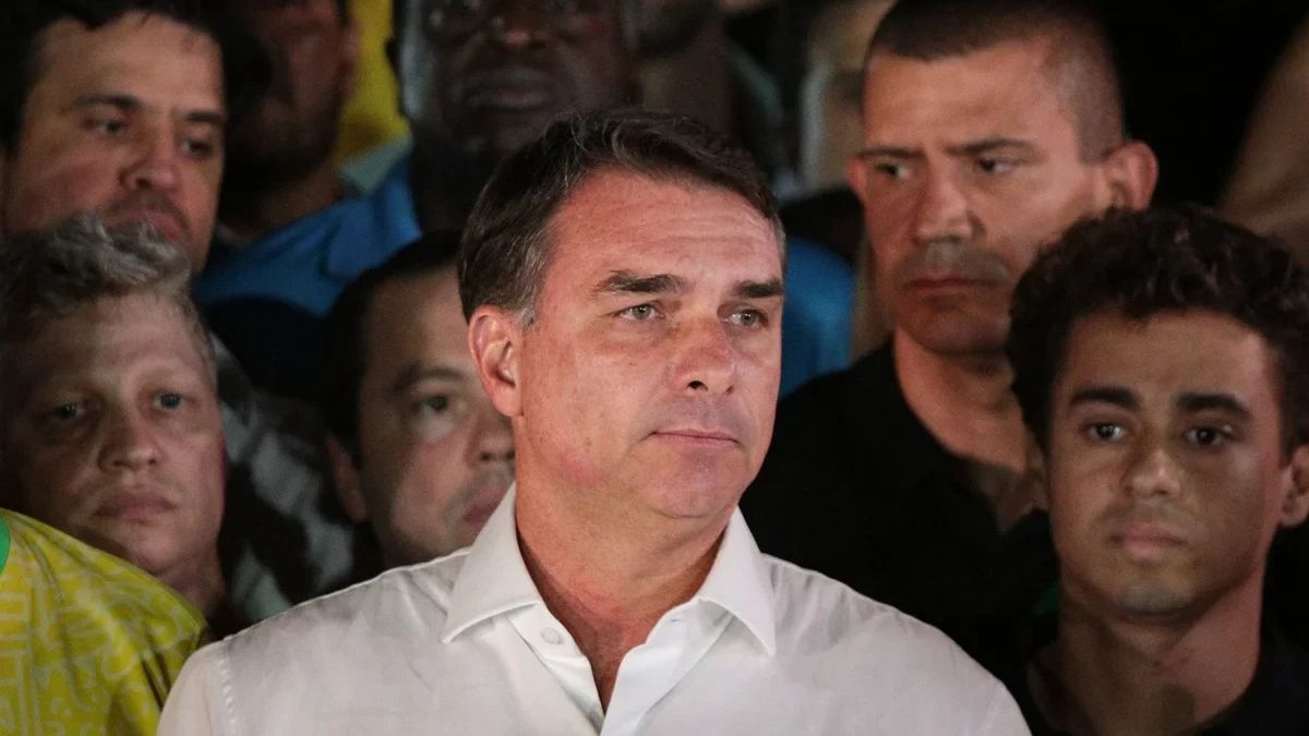 Aliado de Trump afirma que Flávio Bolsonaro chegou aos 'EUA em segurança' flávio coletiva de imprensa metrópoles