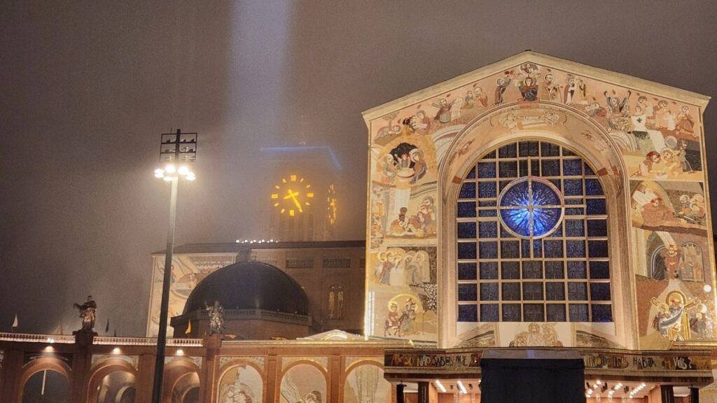 igreja de aparecida em dia chuvoso igor