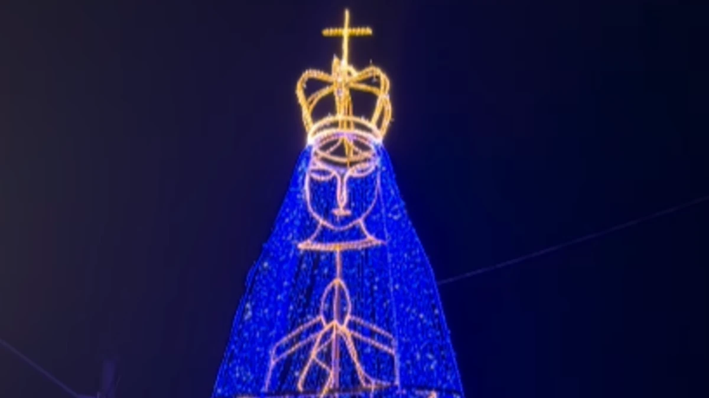 nossa senhora aparecida grande, iluminada em ponto de apoio de caçapava