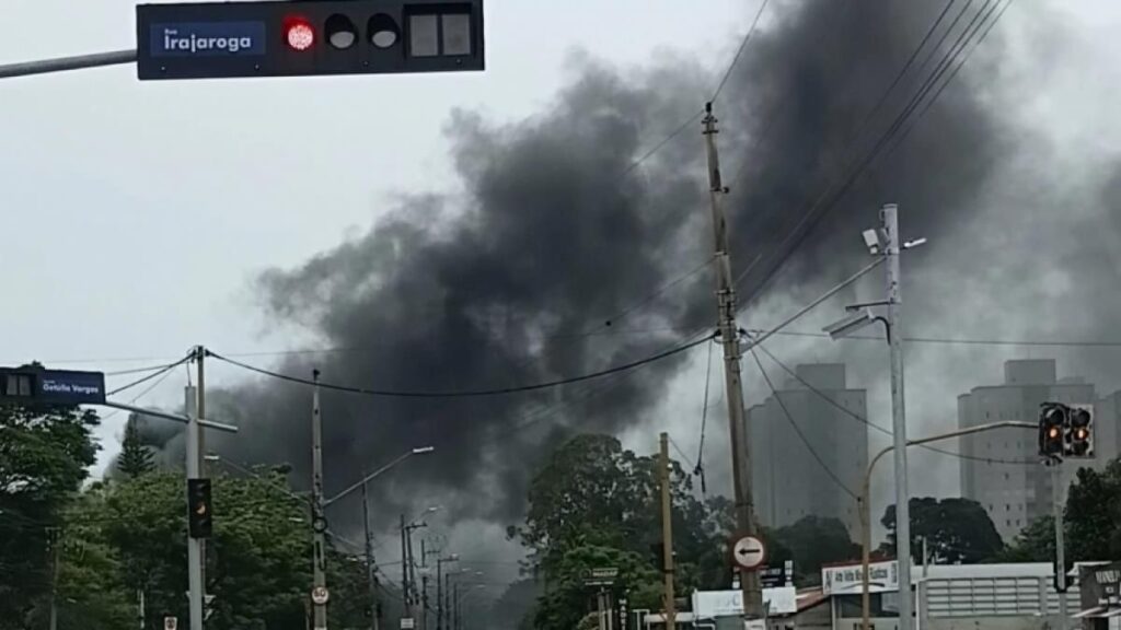 Incêndio de grandes proporções atinge fábrica de carpetes e feltros em Jacareí incendio em planta industral da inylbra jacareí