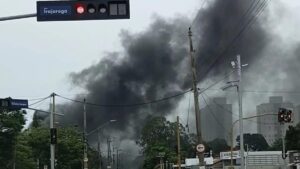 Incêndio de grandes proporções atinge fábrica de carpetes e feltros em Jacareí