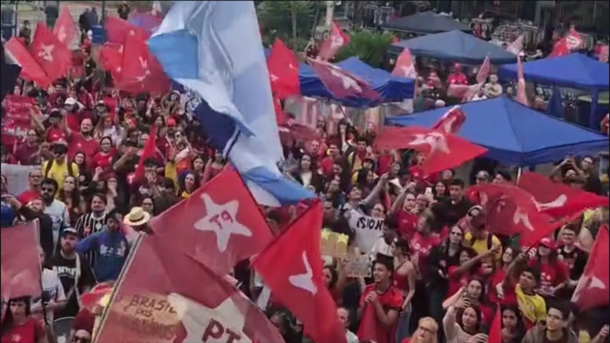 manifestação pró-pt e lula em taubaté