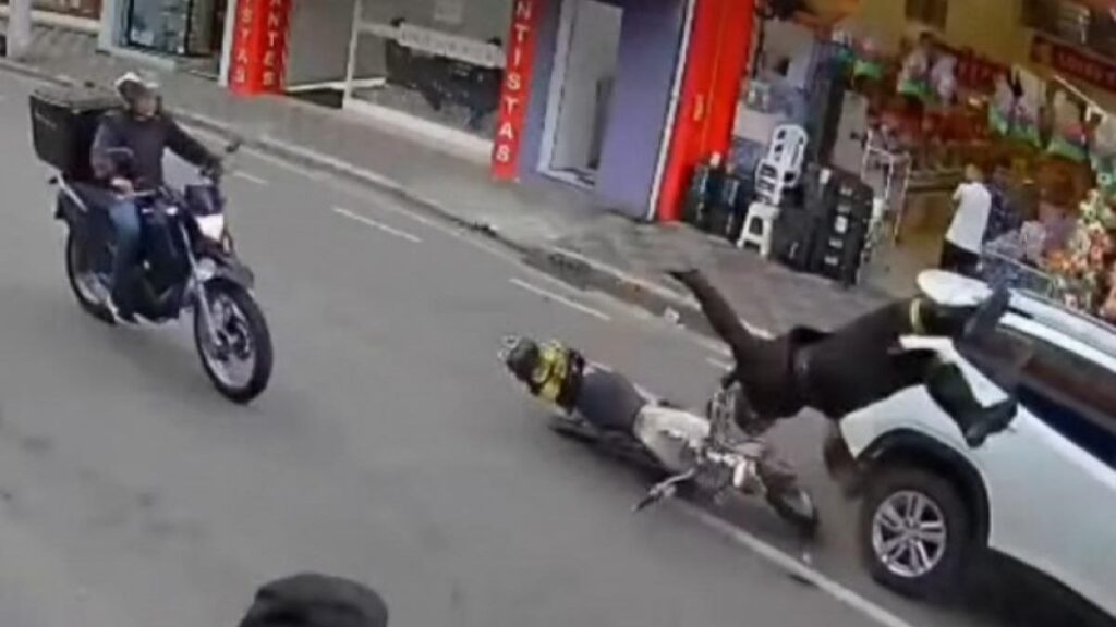 Motociclista colide contra traseira de SUV no Centro de Jacareí e causa retenção no trânsito motocilista voa após colidir com carro em jacareí