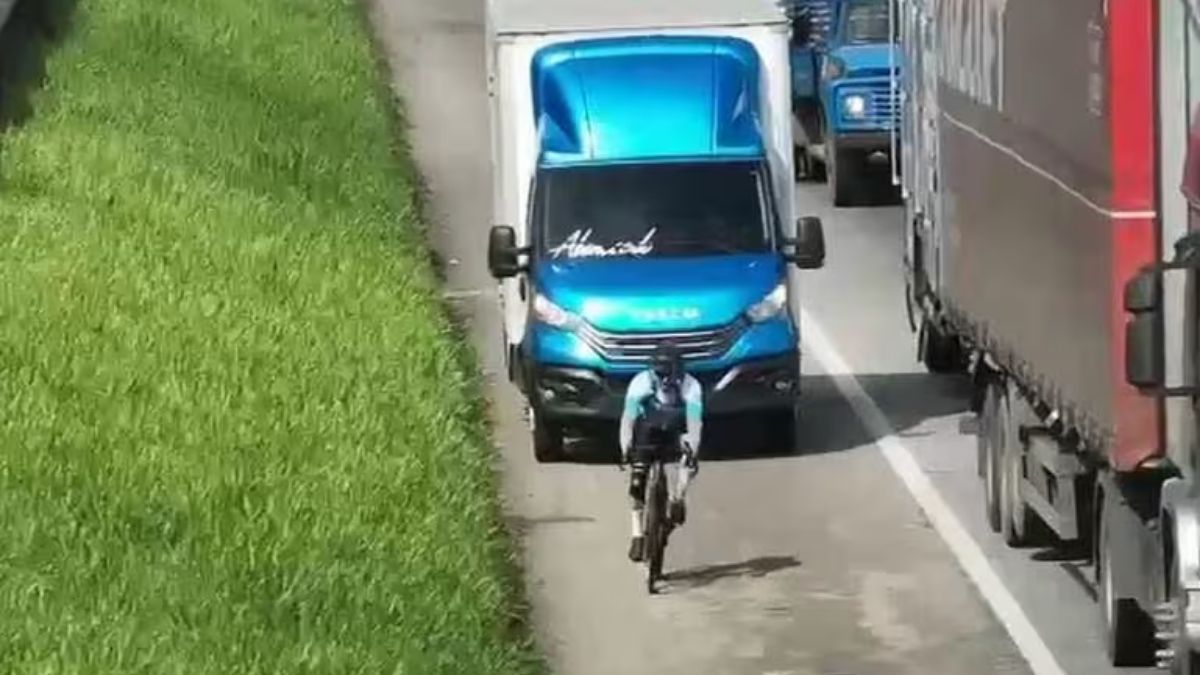 Drone da PRF flagra motorista ultrapassando pelo acostamento e ameaçando ciclista na Dutra em São José motorista ultrapassando pelo acostamento e botando ciclista em risco