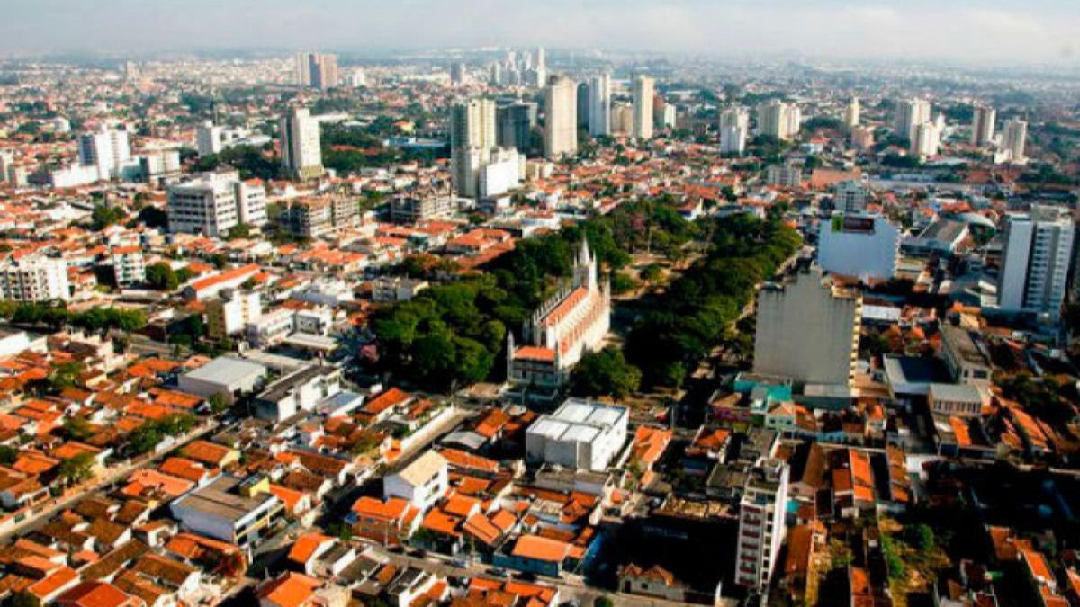 Mercado imobiliário dispara no Vale do Paraíba com alta de 78% nas vendas em setembro praça da santa terezinha 2 foto vista de trás