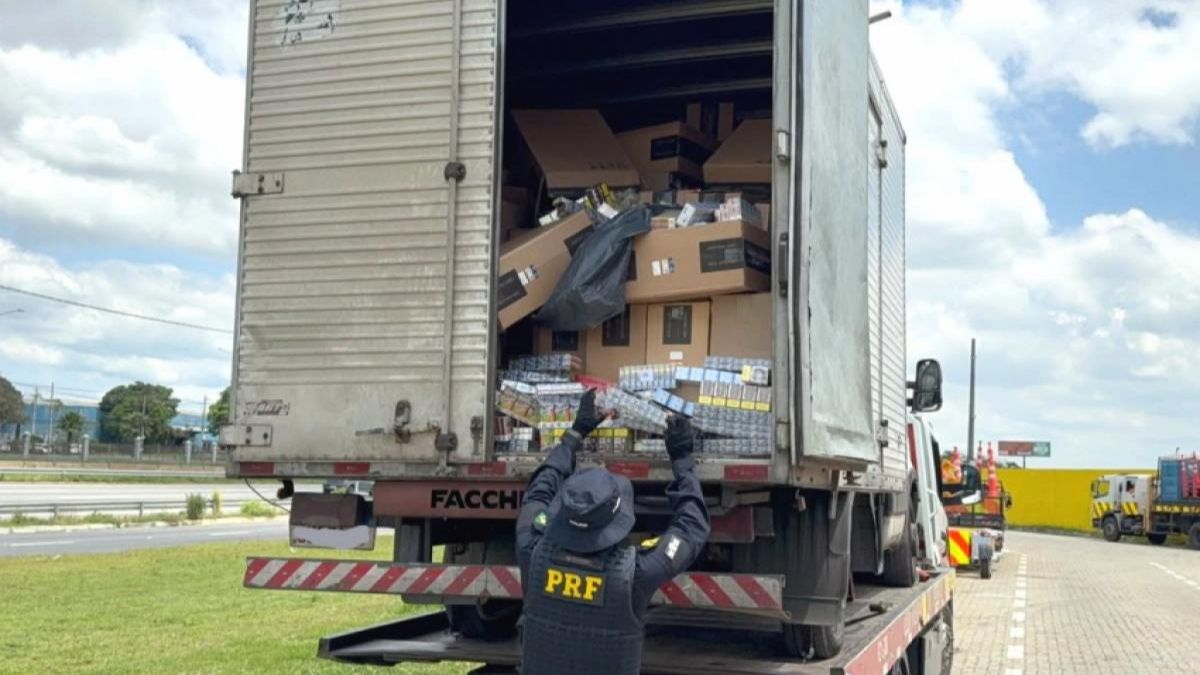 PRF recupera carga de cigarros e prende suspeito após perseguição na Dutra em Jacareí prf recupera carga de cicarros em jacareí
