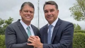 Flávio Bolsonaro e Tarcísio de Freitas projetam motociata em São José dos Campos no segundo turno
