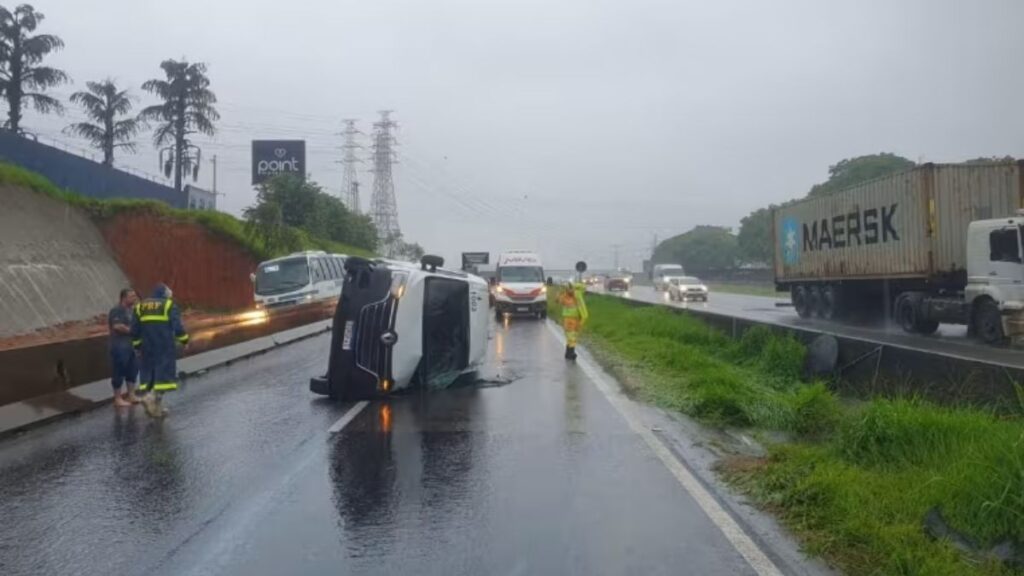 Van tomba na Via Dutra em São José dos Campos e deixa motorista ferido van capota em sjc na dutra