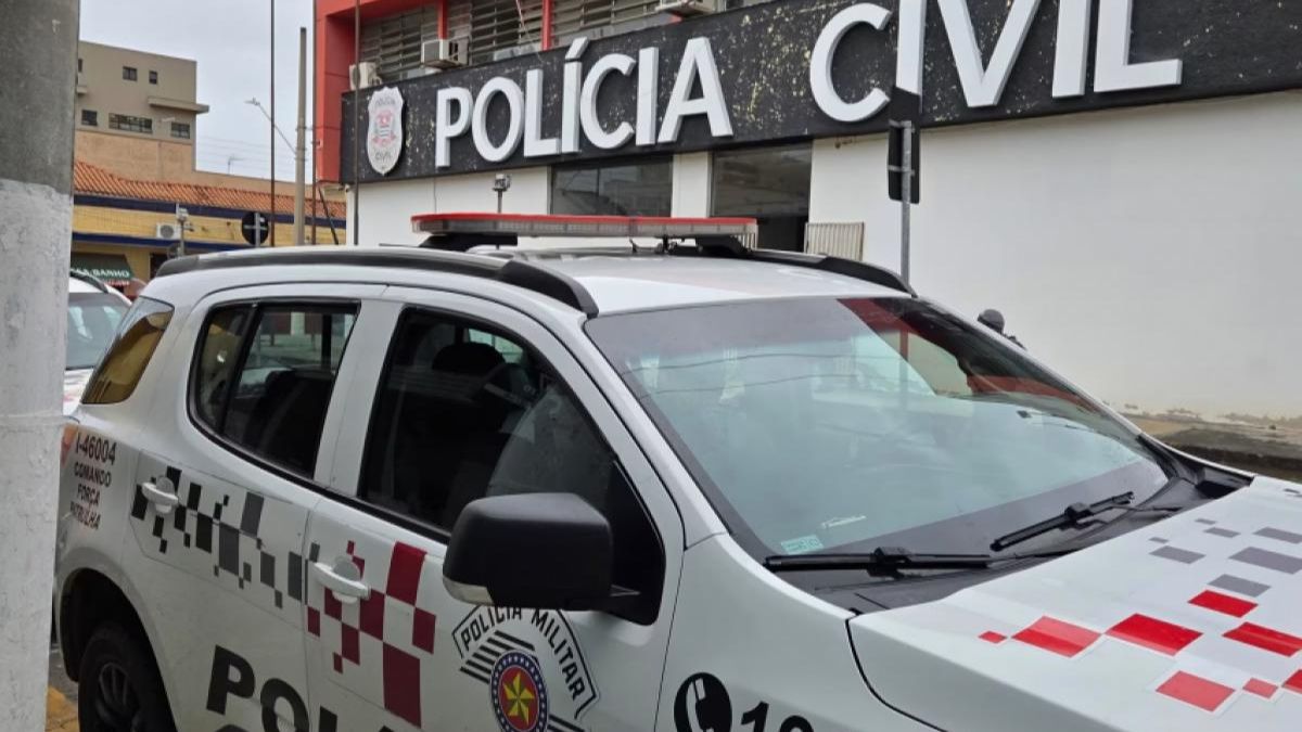 Policiais militares são atacados a tiros durante patrulhamento em Caçapava viatura na frente da delegacia de caçapava